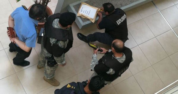 Efectivos de la Brigada de Explosivos trabajando en la Legislatura provincial. Todo fue una falsa alarma.