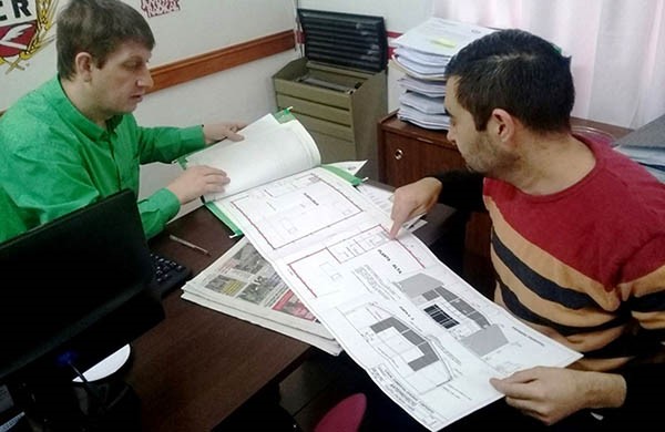 Planos. El concejal de Cambiemos y el empresario afinan detalles sobre el proyecto para la capital.
