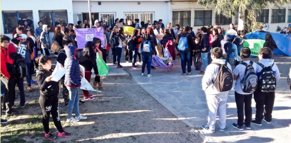 La comunidad educativa del establecimiento protagonizó dos marchas reclamando soluciones.