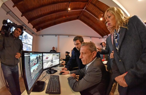 Chequeo. Arcioni, Artero y el resto de los funcionarios revisan el funcionamiento de los domos. 