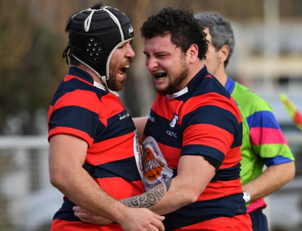 Facundo Quiroga (izq) y Federico Semino (der) festejan uno de los tries del "Lobo Marino".