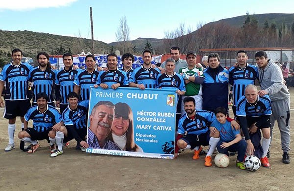 En Comodoro. Los militantes difundieron las propuestas de Héctor González y Mary Cativa.