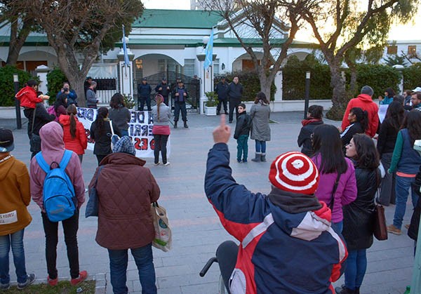 Protesta. La militancia reclamó por la aparición de Santiago Maldonado en la Peatonal Fontana, frente a la Casa de Gobierno en Rawson. 