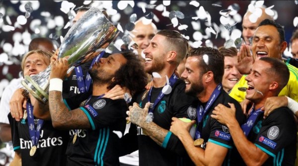 Marcelo besa la Supercopa de Europa tras la consagración ante Manchester United.