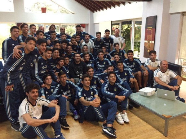 Riquelme estuvo con los chicos del Sub 15 y Sub 17 del seleccionado argentino.