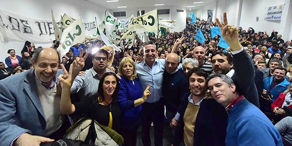 Dedos en V. Una postal de la dirigencia de Chubut para Todos durante el cierre de campaña en Madryn.