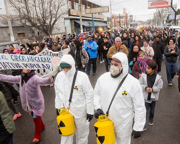 Símbolos. Una postal de la marcha de los vecinos de Madryn contra la iniciativa nuclear en Río Negro. 