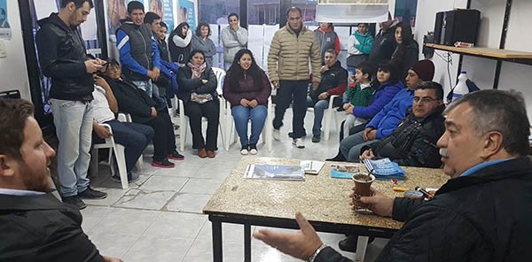 Militancia. El candidato de Primero Chubut se reunió con el jefe comunal de Dolavon y con varios adherentes interesados en su proyecto. 