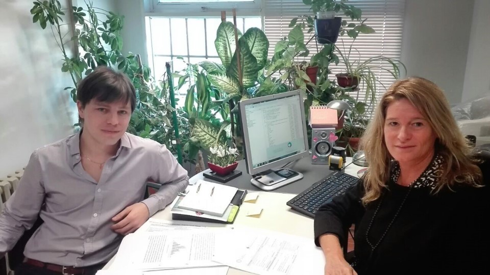 Lic. Gastón Cabrera y la Dra. Valeria Vázquez de OFIJU Madryn