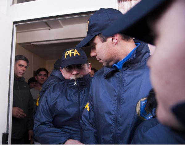 Federales. Una imagen de los policías nacionales que protagonizaron el movimiento en el Juzgado. 