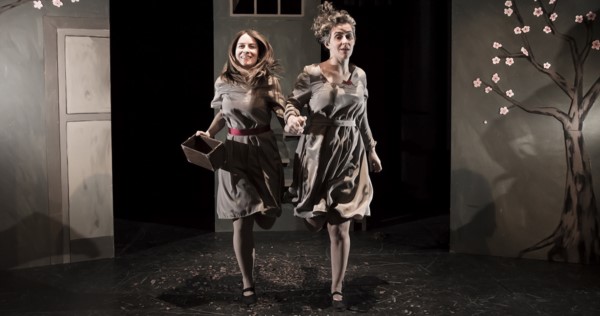 Durante la obra, Pilar Murano y Maite Luchelli Fassa, encarnan diversos personajes, momentos e historias.
