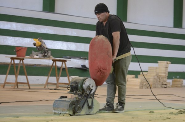 Se está refaccionando el piso del Gimnasio Don Luis González, mediante un acuerdo con Chubut Deportes.