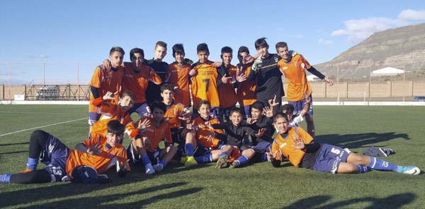 Categoría 2003 de la Comisión de Actividades Infantiles de Comodoro Rivadavia que se adjudicó el torneo “Alberto Bórquez” en El Calafate.