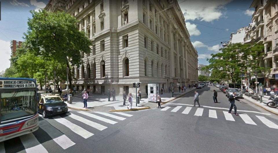 Se escapó un preso en un traslado. Salió corriendo por Lavalle y Uruguay. Osorio Alejandro Maximiliano, tentativa de robo.