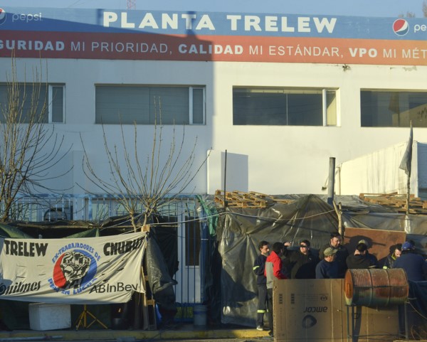 No se van. Varios despedidos de la planta de Pepsi insisten con un mejor aporte de la empresa para irse.