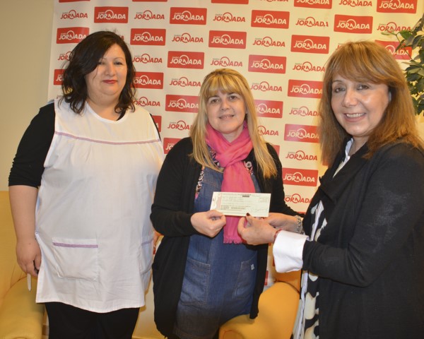 Las responsables de la realización de la Feria del Libro de la Escuela Nº 167 recibieron el donativo.