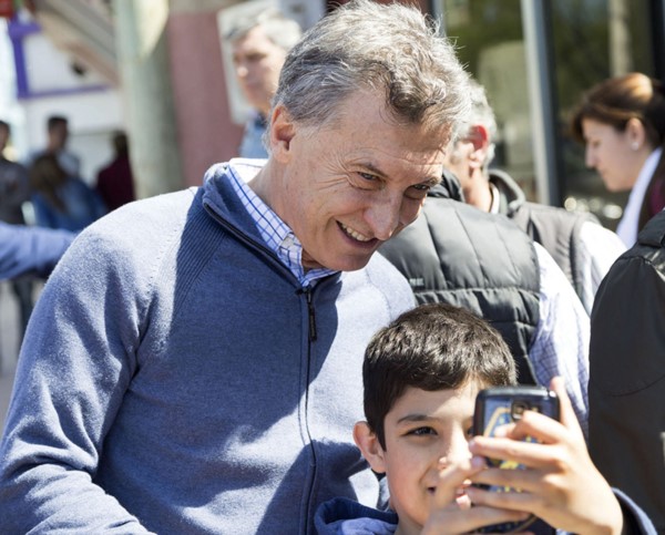 El presidente Macri encabezó un timbreo dando inicio a la campaña.