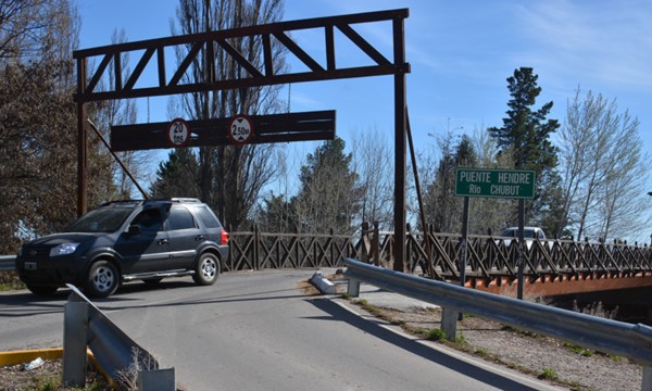 El viejo Puente Hendre tiene capacidad limitada de peso y altura.