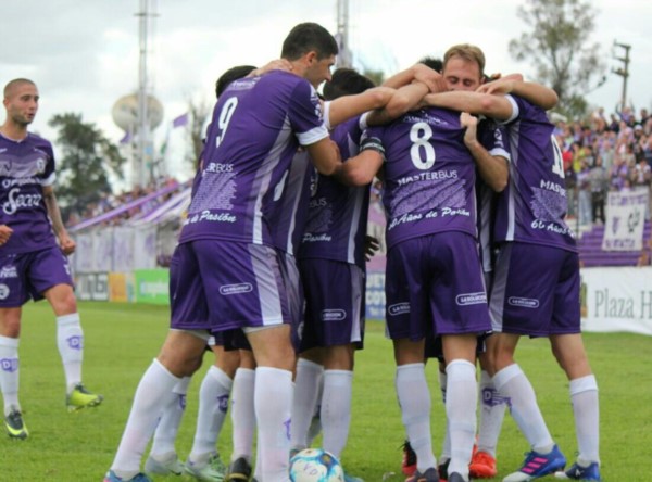Dálmine, con el exBrown Franco Flores, derrotó a Boca Unidos, en Campana, por 2 a 0.
