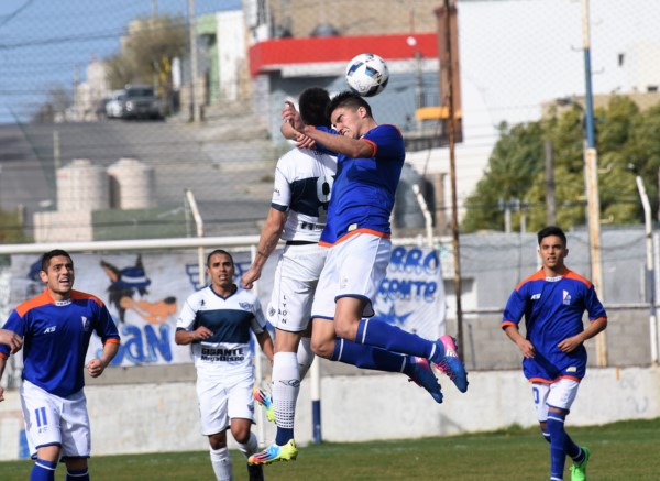 El "Aeronauta" le quitó el invicto al "Azzurro" en un partido parejo y trabado.