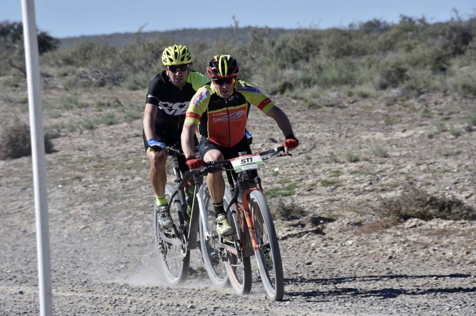 Marcos Aga, de Esquel, y Lorena Fernández, de El Bolsón, fueron los vencedores en la prueba de 60 kilómetros.