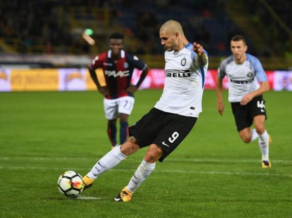 Icardi, otra vez con nuevo look, marcó de penal para Inter.