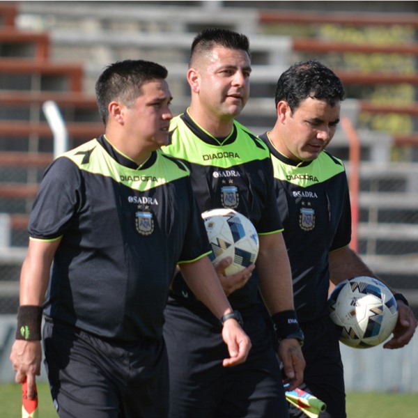 Dos Santos, flanqueado por Díaz y Lara, quien marcó el offside de Linares.