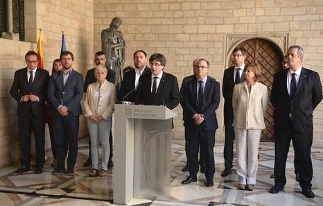 Puigdemont y sus consejeros: "El Gobierno ha ultrapasado la línea roja que le separaba de regímenes autoritarios y se ha convertido en una vergüenza”-