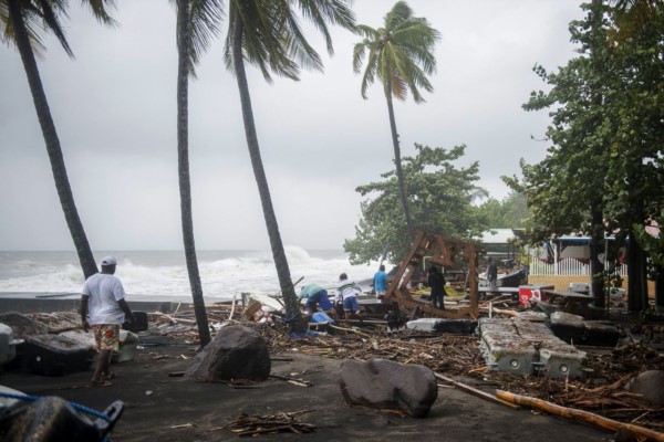 Huracán María llega a Puerto Rico con vientos de 250 km/h.