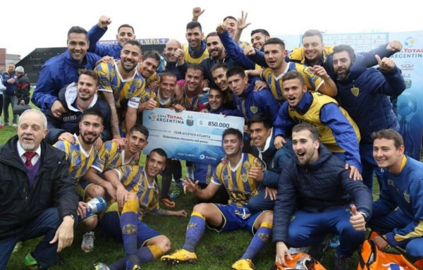 La alegría del plantel de Atlanta por el cheque y por meterse entre los 16 mejores.