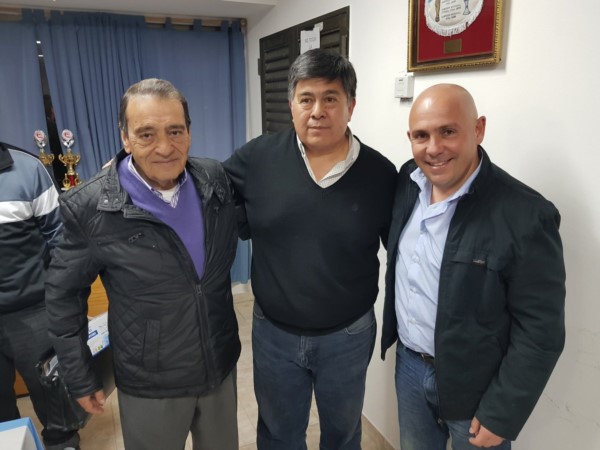 Abel Sastre junto a Javier Treuque y a su hijo Gustavo, presidente del Deportivo Madryn. (foto: @gus_sastre).