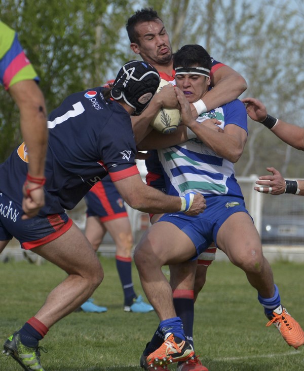 Pancho Leiva es sujetado por los rivales. Trelew se despidió sin triunfos.