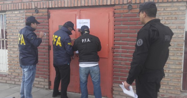 Personal de la Policía Federal Argentina clausurando uno de los locales nocturnos allanados ayer.