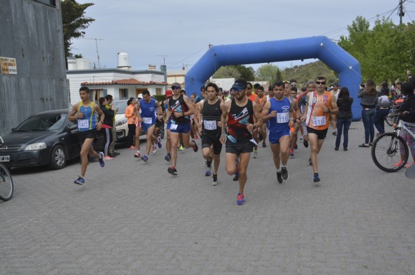Así largaban los atletas en la 29ª edición de la Corrida del SEC que unió las ciudades de Gaiman y Trelew.
