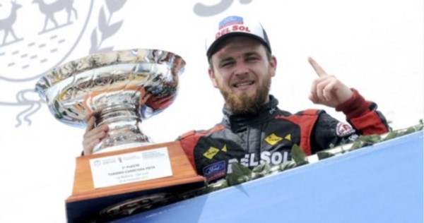 Agrelo, trofeo en mano, festeja tras la obtención del primer puesto en el autódromo de San Luis.