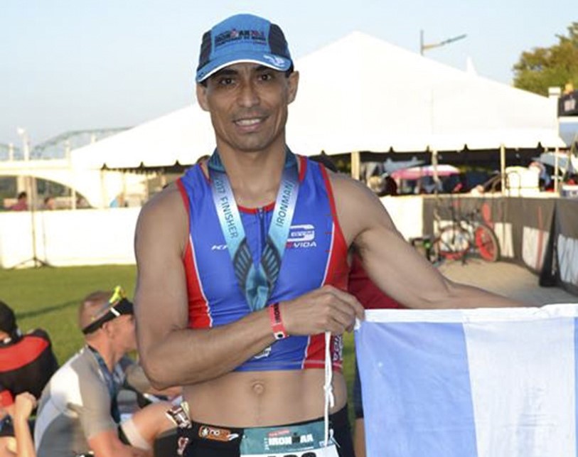 Hombre de acero. El triatleta Gustavo Ibarra con la bandera argentina.