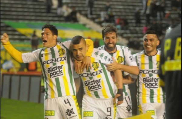 Con un "hat trick" de Telechea, Aldosivi logró un gran triunfo para ilusionar a sus hinchas.