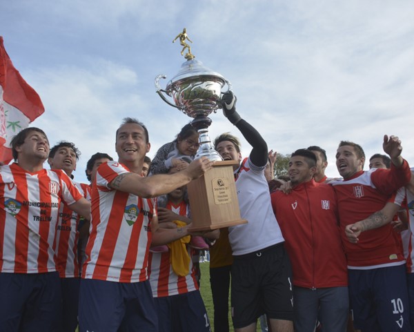 Racing empezará a defender esta tarde su corona local ante Mar-Che.
