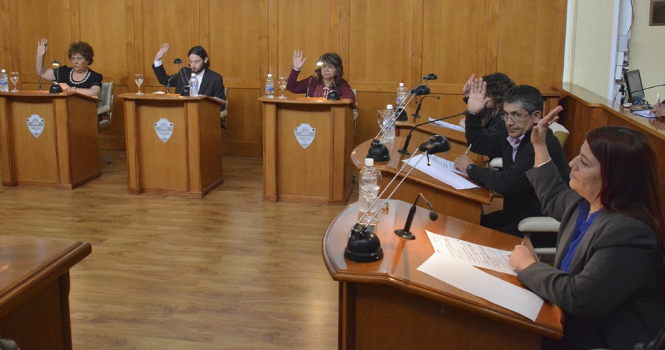 Manos arriba. Los ediles aprobaron la herramienta para darle oxígeno económico a la Municipalidad.