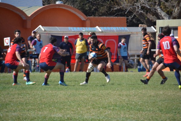 El "Turco" Manllauix busca el hueco para penetrar. Bigornia le ganó un partido clave a Roca RC.