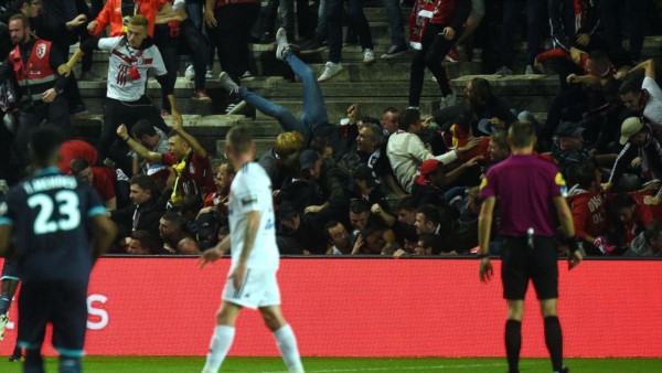 Se derrumbó una tribuna en el festejo de un gol del Lille de Marcelo Bielsa en Francia.