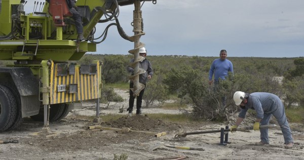 Un camión del consorcio comenzó a realizar perforaciones para conocer el nivel de contaminación del sector.