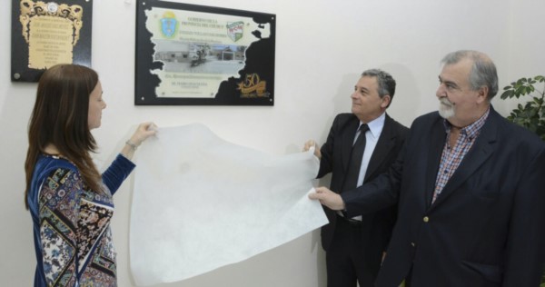 Se descubrieron dos placas conmemorativas al 50° aniversario del Colegio William C. Morris.
