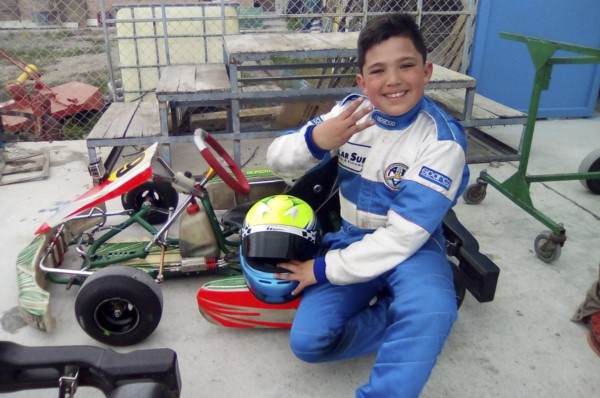 Lucas Vidal enseña sus tres dedos. Clasificó tercero en la final de la categoría Stihl, a 3.2 segundos del 1ro.