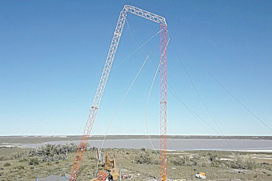 La parte alta de la antena se desplomó ocasionando el fatal accidente (foto Tiempo Sur)