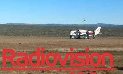 La avioneta bajó sobre la ruta en construcción. (Foto Radiovisión)