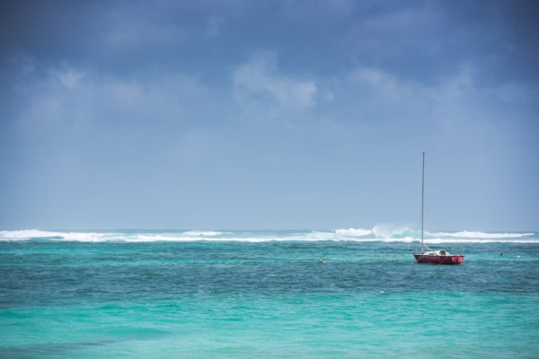 A las 18H00 GMT, el huracán se acercaba hacia las Islas de Sotavento, a 295 km de Barbados y 290 km de Antigua, donde el viento y la lluvia ya habían comenzado.