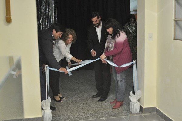 Ivonne Iralde, directora de la obra salesiana, participó del tradicional  corte de cintas en la inauguración.