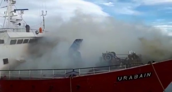 El fuego y el humo afectaron la proa del barco