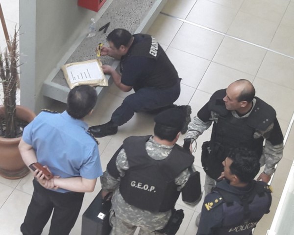 Sobre bomba. La aparición de la denuncia sobre el manejo de fondos públicos complica al Gobierno.